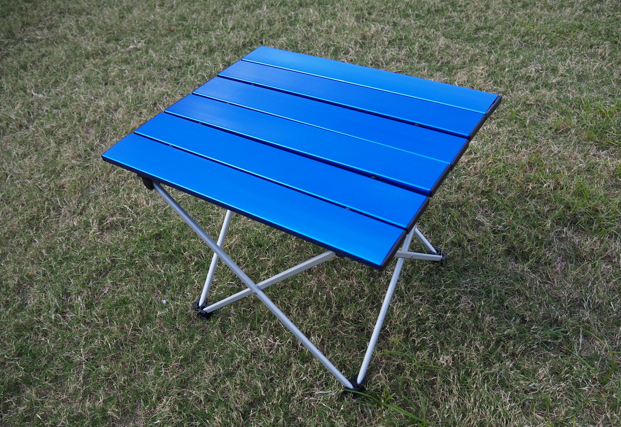 超軽量でコンパクトに収納できるの小型のアルミロールテーブル【ブルー】！